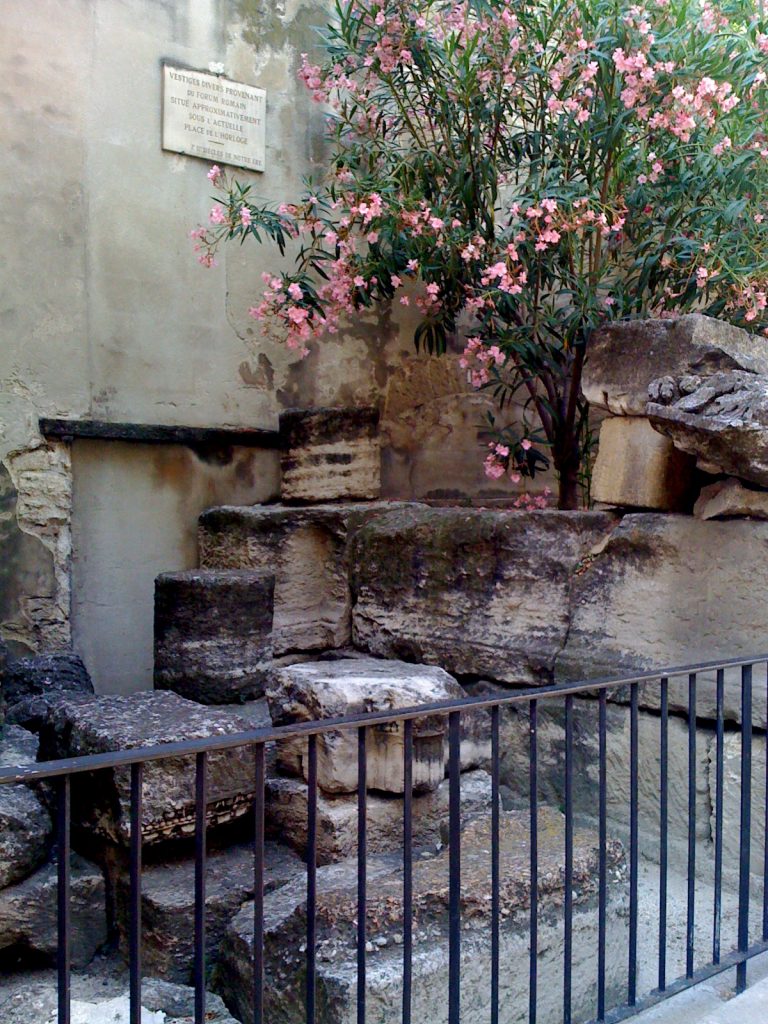 Il y a très peu de vestiges de l’architecture romaine à Avignon, l’un étant le Forum romain
