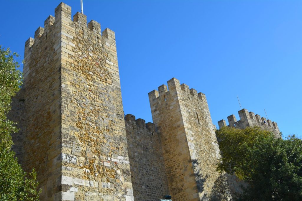 Saó Jorge Castle is one great example of Medieval Architecture in Lisbon.