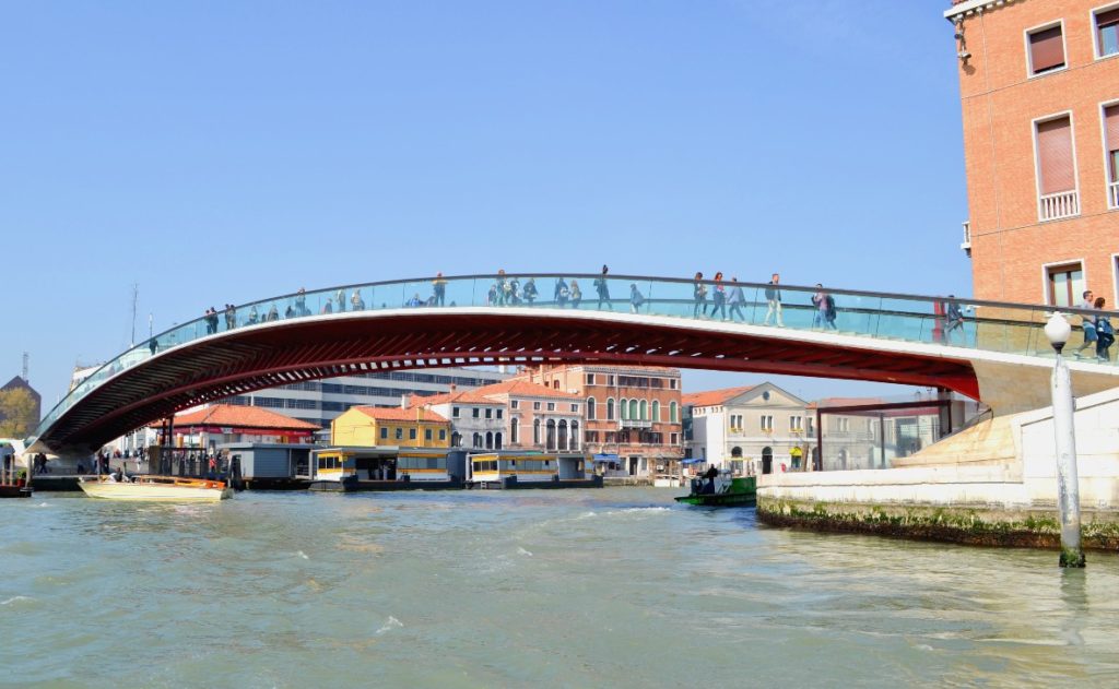 Constitution Bridge is one of the greatest examples of modern architecture in Venice, and it was designed by Santiago Calatrava. 
