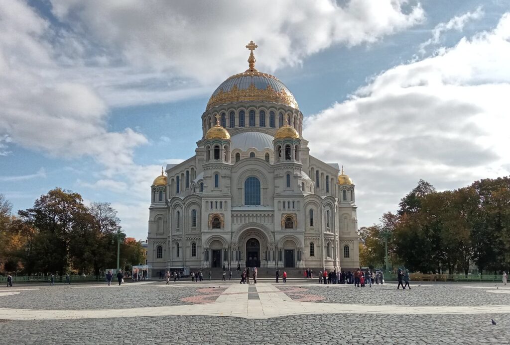 Like many other Eastern Orthodox Cathedrals, Kronstadt Naval Cathedral bears a heavy influence from Byzantine Revival Architecture.