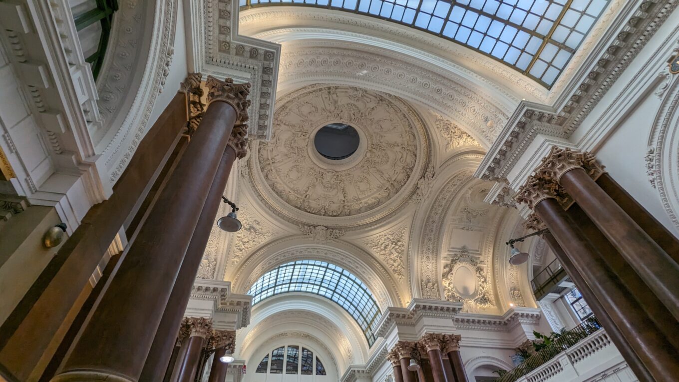 Brussels.Stock.Exchange.Interior-Open-AOC-H