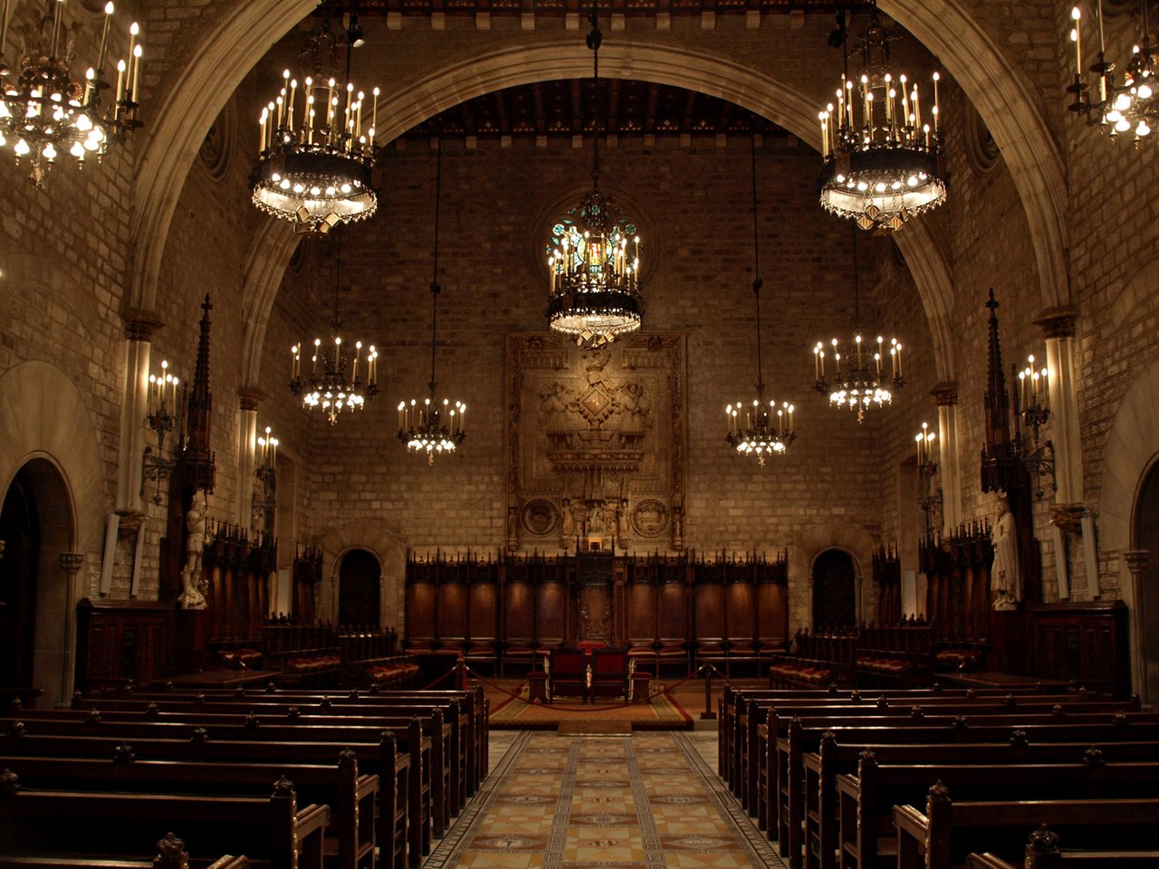 The Saló de Cent is a counsel chamber constructed during the Gothic Age. 