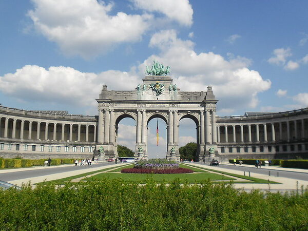 Brussels contains a large Triumphal Arch in Cinquantenaire Park