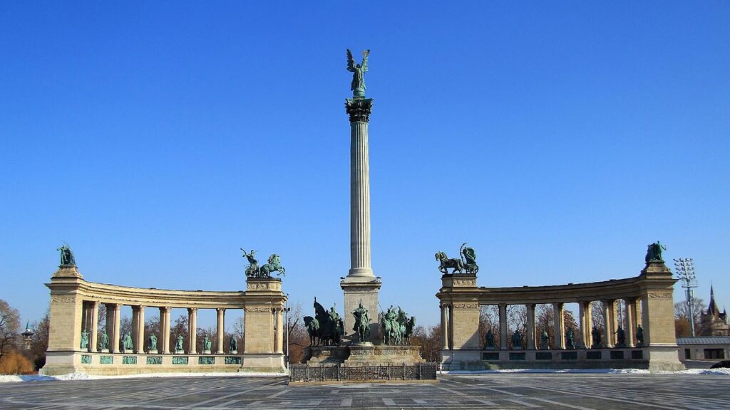 Heroes Square is a great neoclassical monument that was built just before the celebration of 1896. 