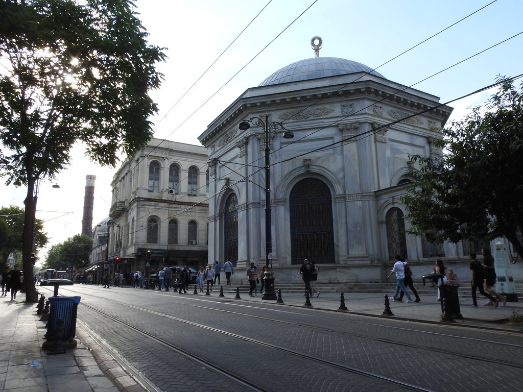 Istanbul contains many buildings that combine Ottoman Architecture with elements from Baroque and Rococo Architecture.