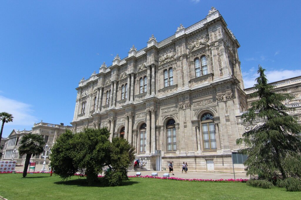 Dolmabahçe Palace combines many aspects of Ottoman and European Baroque Architecture.